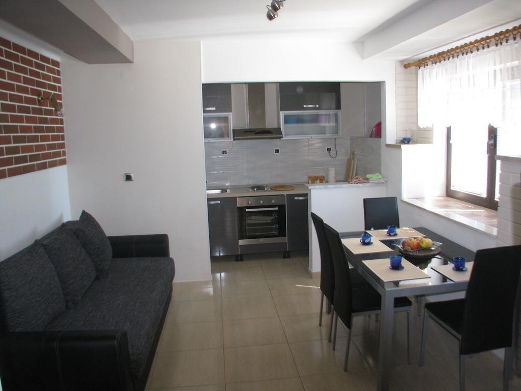 Apartments Miljak オミシュ エクステリア 写真